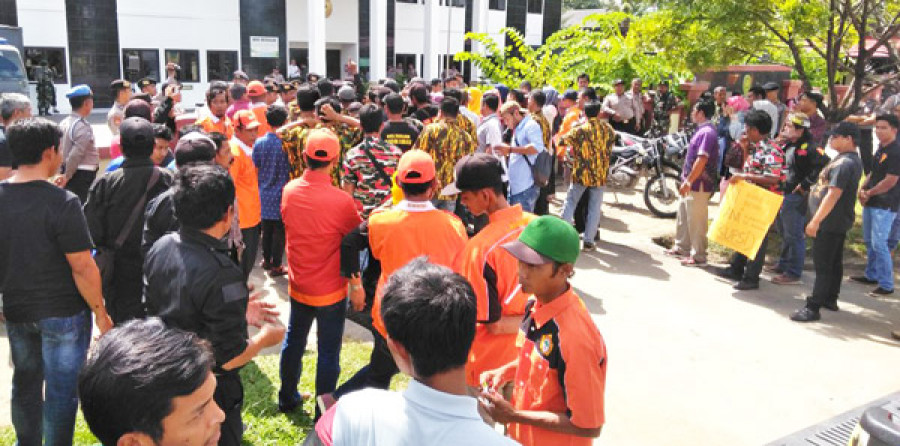 Demonstrasi massa yang tergabung dalam Aliansi Ormas PPU, di PN Tanah Grogot, Senin (7/5) siang ini.