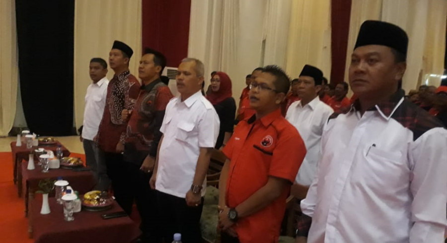 Ahmad Sukamto (paling kanan) saat hadir di arena Sosialisasi Bakal Calon Wali Kota dan Wakil Wali Kota DPC PDIP Samarinda.