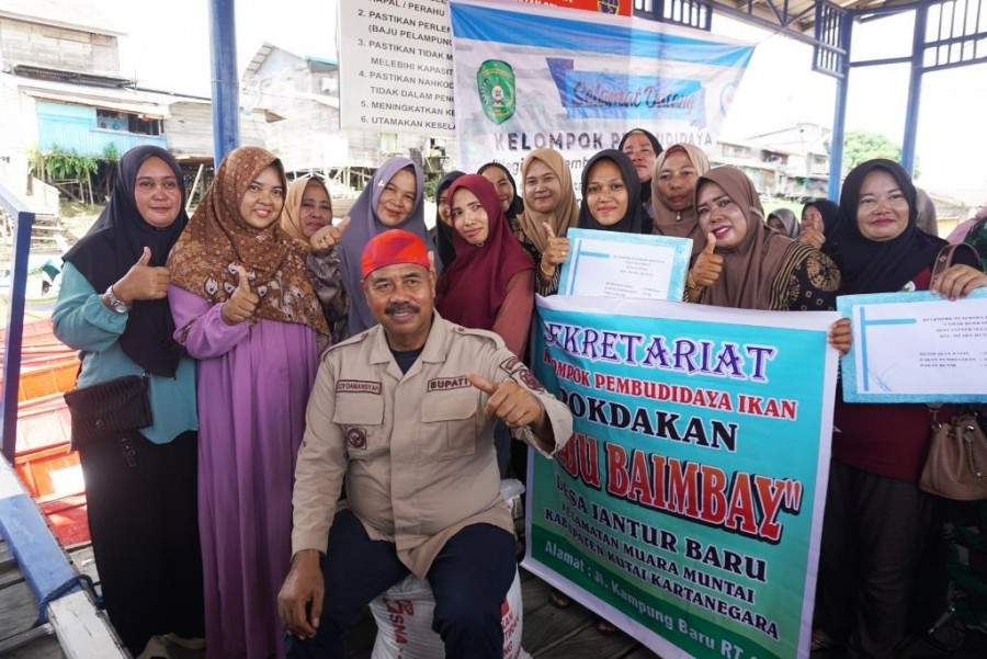 serahkan bantuan perikanan di Muara MUntai (prokom)