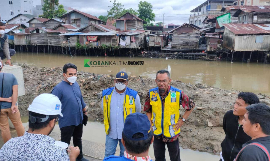 Anggota Komisi V DPR RI Irwan kunjungi pembangunan perkuatan tebing di SKM Samarinda, Jumat (29/10/2021). (Foto: Faishal Ays/Korankaltim.com)