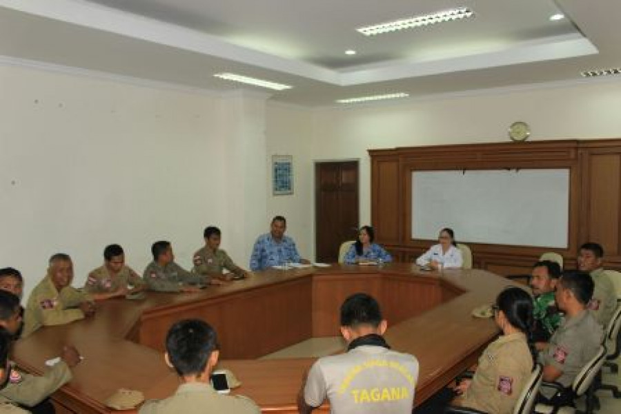 PINDAH TEMPAT: Sekretaris Dissos Kubar, Theresia, memimpn jalannya rapat persiapan pemindahan gudang bencana alam Tagana dari Barong Tongkok ke Sendawar.