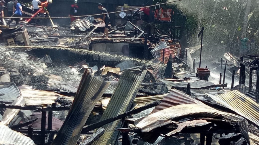 Empat rumah hangus terbakar dan dua rumah m ngalami rusak berat akibat kebakaran di Jembatan Tengah, Kecamatan Loa Kulu pada Kamis (14/11/2019) (Foto: Reza Fahlevi/korankaltimcom)