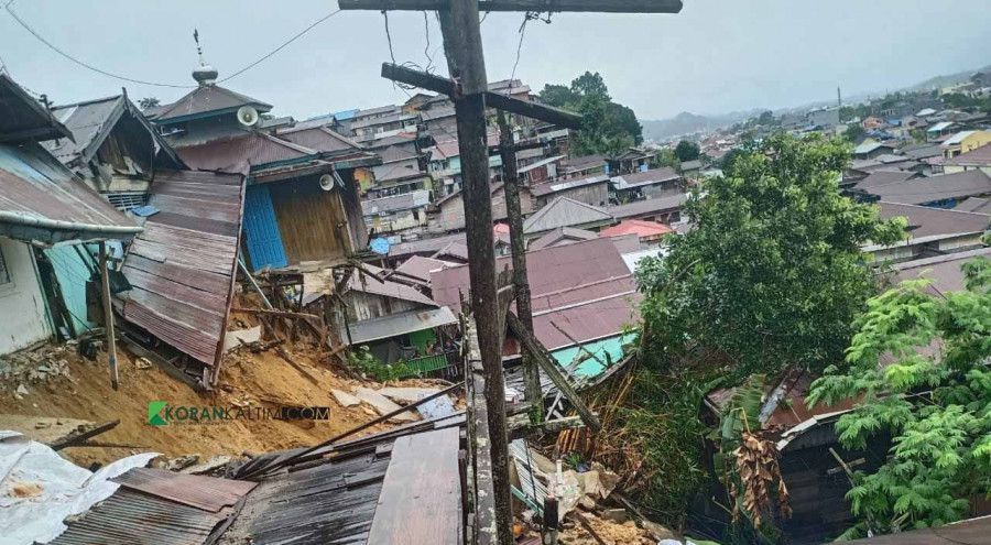 Kondisi longsor yang terjadi di kawasan pemukiman warga di Jalan Jelawat Gang 9 RT 6 dan RT 38 Kelurahan Sidomulyo Samarinda Ilir Rabu (15/9/2021) hari ini. (Foto: Nancy/korankaltim.com)