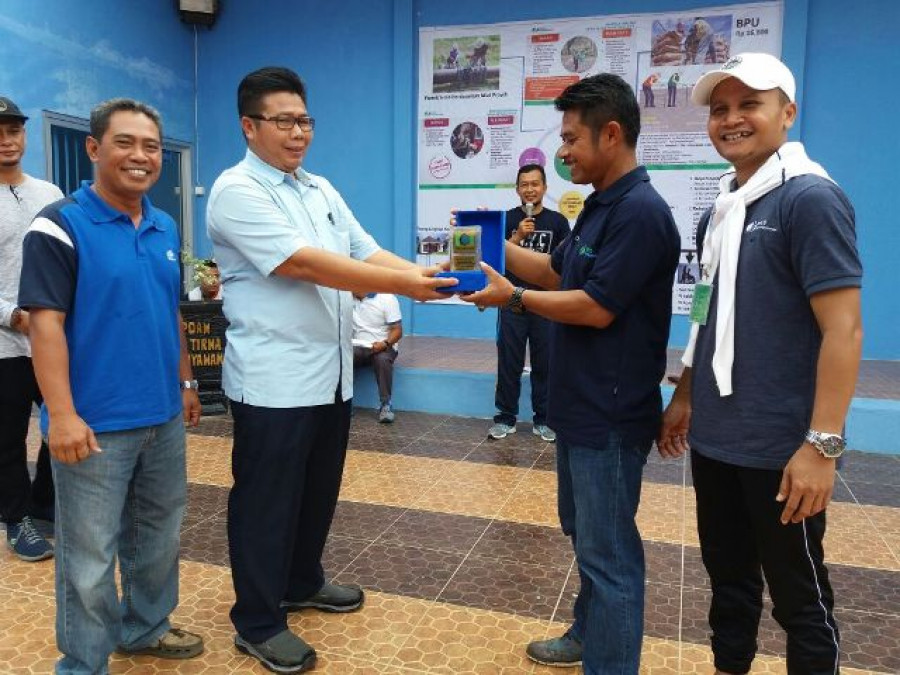 CENDERAMATA: Dirum PDAM Suparno dan BPJS Ketenagakerjaan bertukar cenderamata.