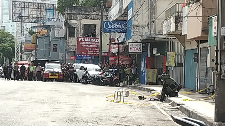 Tim Gegana Polda Kaltim memeriksa kardus misterius yang diduga bom di Jalan Jenderal Sudirman dekat Plaza Balikpapan. (Foto : Hendra/KoranKaltim.Com)