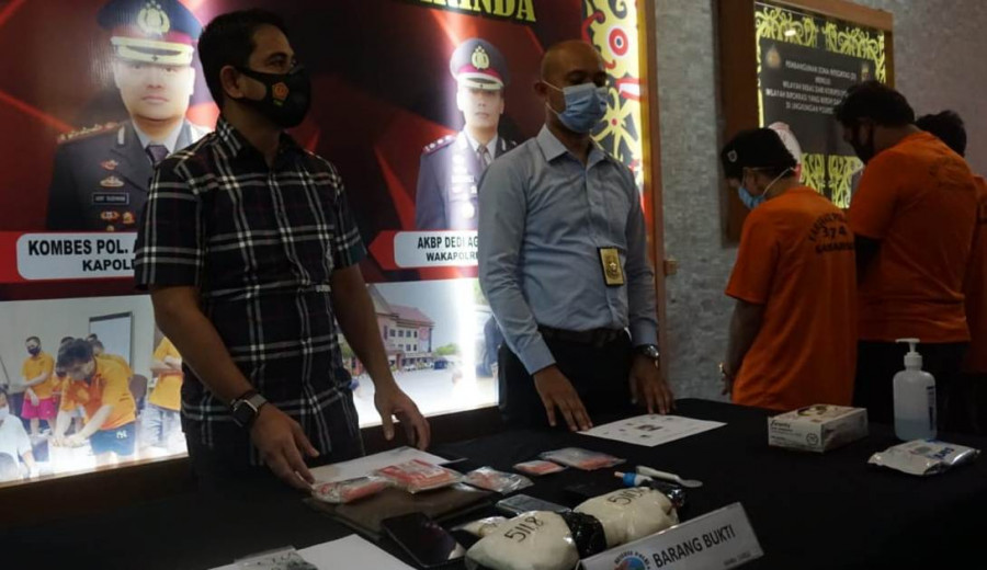 Pelaku bersama dengan barang bukti 1 kg sabu-sabu saat konfrensi pers bersama awak media Selasa (13/10/2020) hari ini.(Foto:Nancy/korankaltim.com)