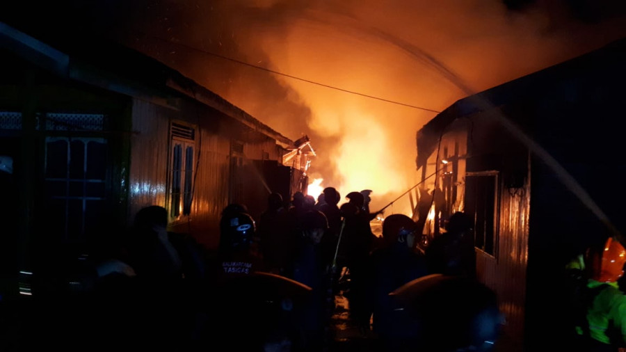 Bangunan rumah tunggal dan bangsalan di Samarinda Seberang ludes subuh tadi sekitar 03.00 Wita. (Foto: Nancy/korankaltimcom)