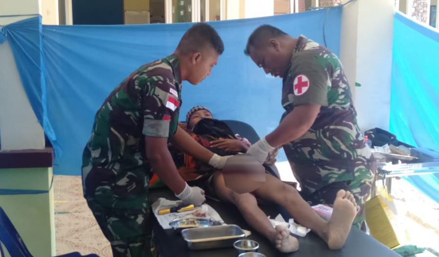 Kegiatan baksos yang dilakukan para prajurit TNI di perbatasan, selain melakukan pengamanan. (Foto: Penrem 091/ASN)