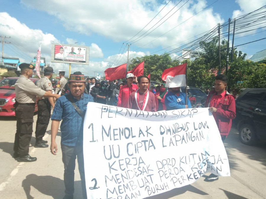 Massa aksi berorasi disimpang tiga jalan AW Syahranj ( Foto: zulhamri/korankaltimcom