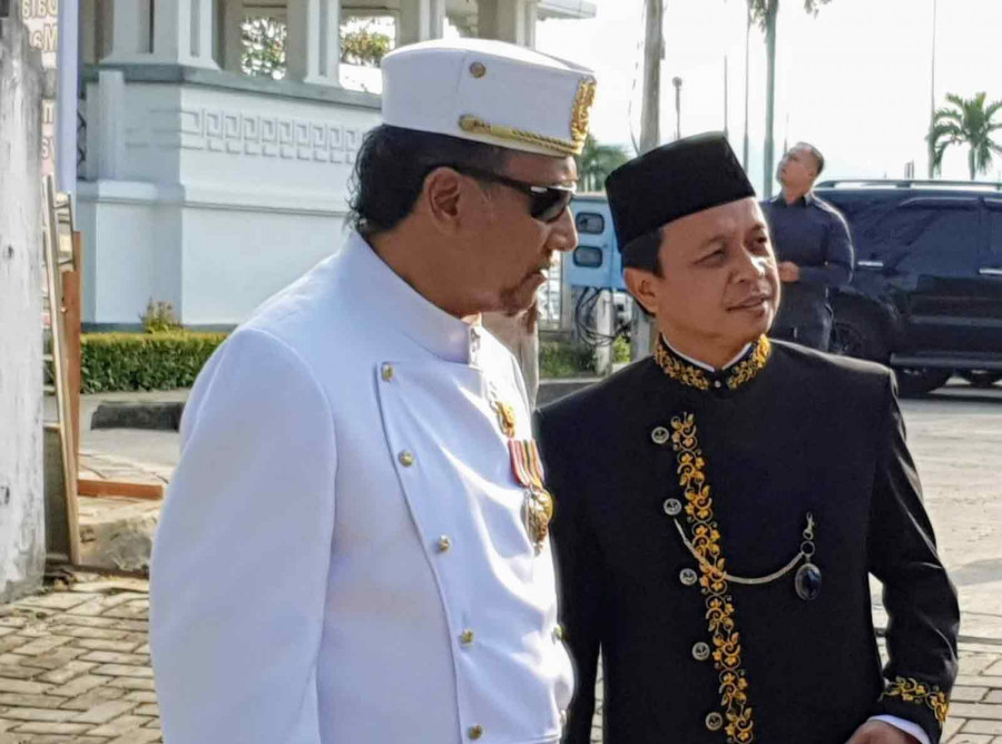 Panglima Pore Sempekat Keroan Kutai Rudiansyah bersama Sultan (Heri/korankaltim.com)