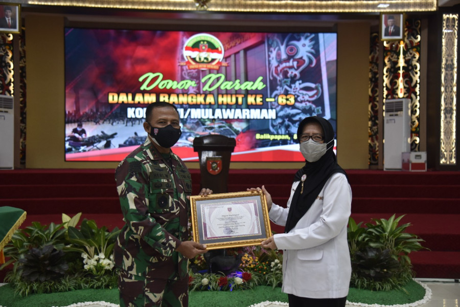 Usai mendonorkan darahnya, Pangdam menyempatkan diri memantau dan berbincang bersama personelnya yang juga ikut mendonorkan darah. (Pendam VI/Mlw)