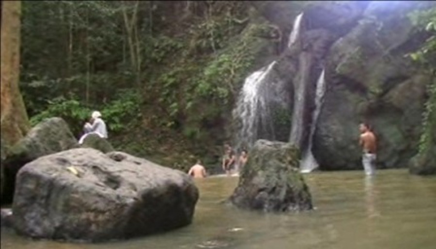 MASIH GRATIS: Pengunjung tak perlu membayar untuk berkunjung ke air terjun Bukit Biru.