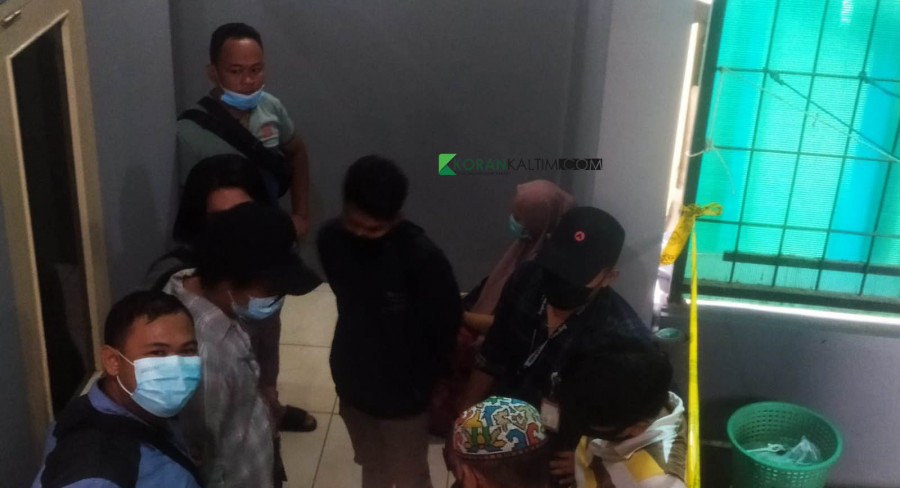 NA (25) terlihat saat duduk di pojok yang menggunakan hijab dan memakai daster lengan pendek Rabu (22/9/2021) tadi sore. (Foto: Nancy/korankaltim.com)