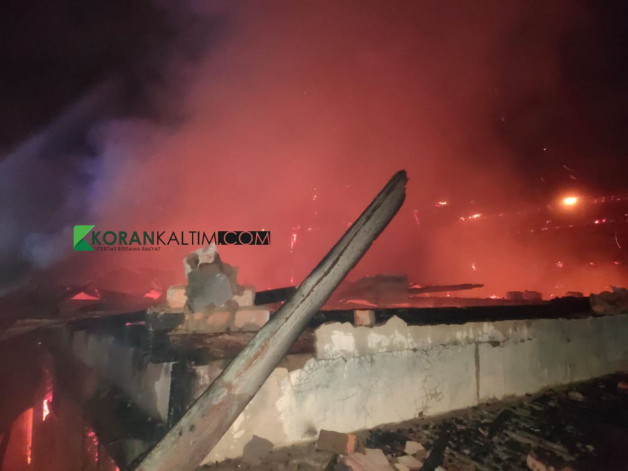 Satu rumah di kawasan jalan Danau Lipan saat dilalap api pada Selasa (16/3/2021) malam. (Foto: Reza Fahlevi/Korankaltim.com)