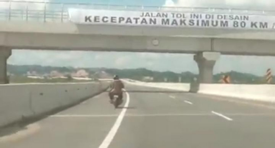 Tangkapan layar, video viral pengendara motor masuk jalur tol. ( Foto: istimewa )