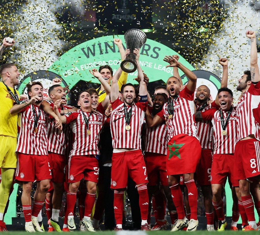 Perayaan gelar juara Olympiacos setelah menghentikan perlawanan Fiorentina pada final Conference League pagi tadi. (Foto: Gettyimages)