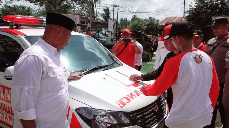 Bupati Kukar serahkan ambulans jenazah di Jahab. (Foto: PROKOM)