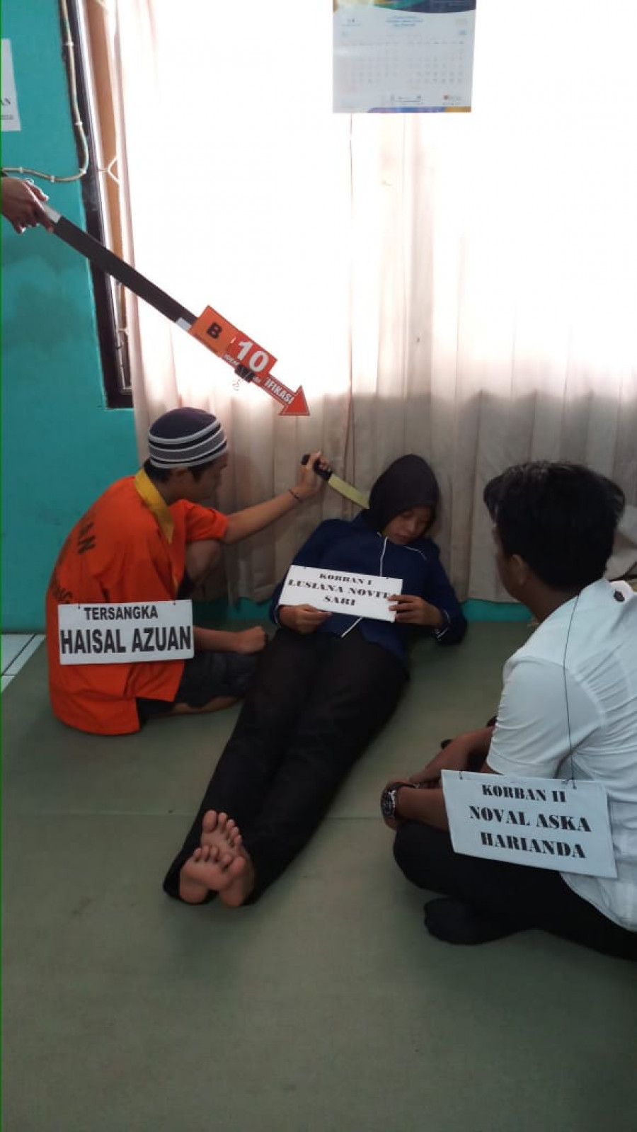 Adegan 10 tersangka saat menusuk leher korban