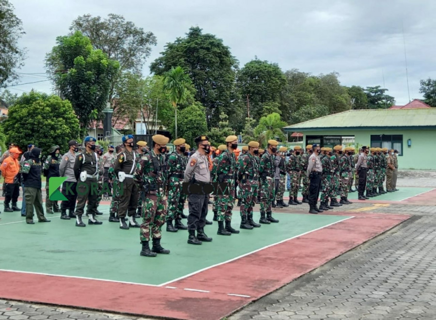 Sebelum melakukan penyemprotan, tim gabungan melakukan apel bersama di Makodim 0908/BTG, Minggu (7/2). (Foto: Cholisoh/Korankaltim.com)