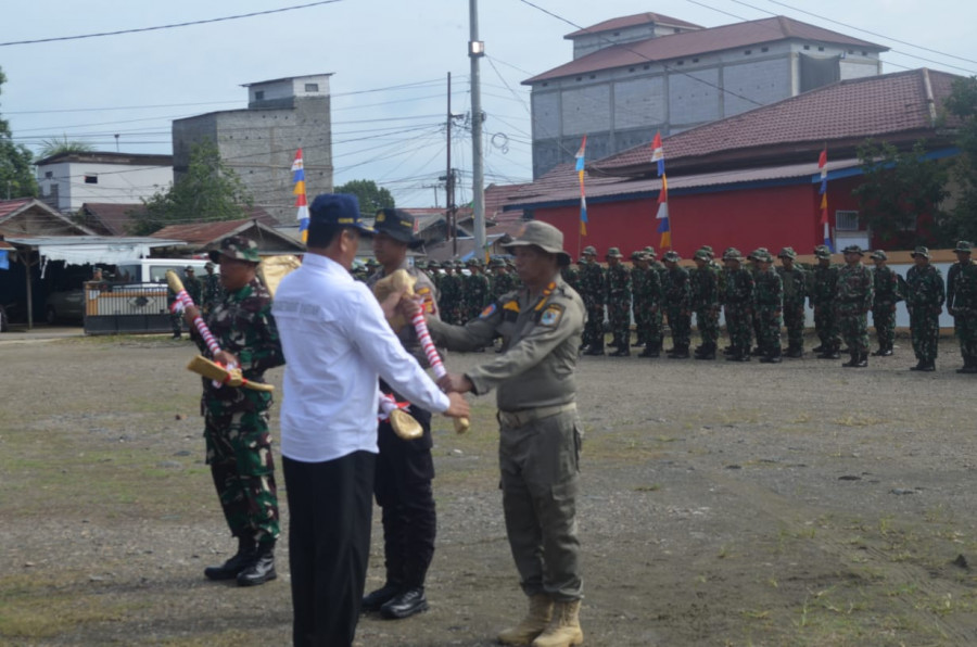 Asisten Administrasi Umum Sekretaris Daerah Kabupaten Paser Murhariyanto saat Upacara Pembukaan TMMD. (Foto: Dwi Cahyo/Korankaltim.com)