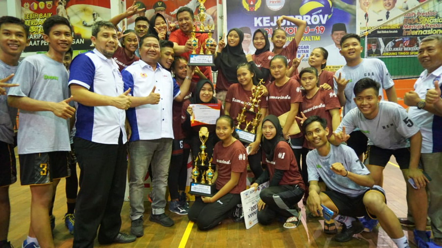 Tim Kota Tepian berhasil kawinkan gelar juara di ajang Kejurprov U-19 Bola Voli pada Kamis (12/3/2020) tadi malam. (Foto: Nancy/korankaltim.com)