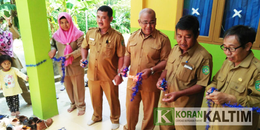 Peresmian lab IPA di SMPN 3 Loa Kulu oleh Kadisdik Kukar Hifsi G Fahrannas. (Foto: RIAN/Korankaltim.com)