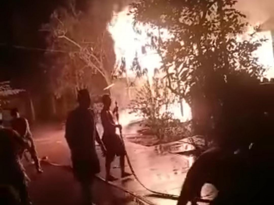 Sejumlah warga setempat berupaya memadamkan api yang membakar salah satu rumah warga di desa Sebulu Ilir, Kecamatan Sebulu pada Jumat (18/3) petang. (Foto: istimewa)