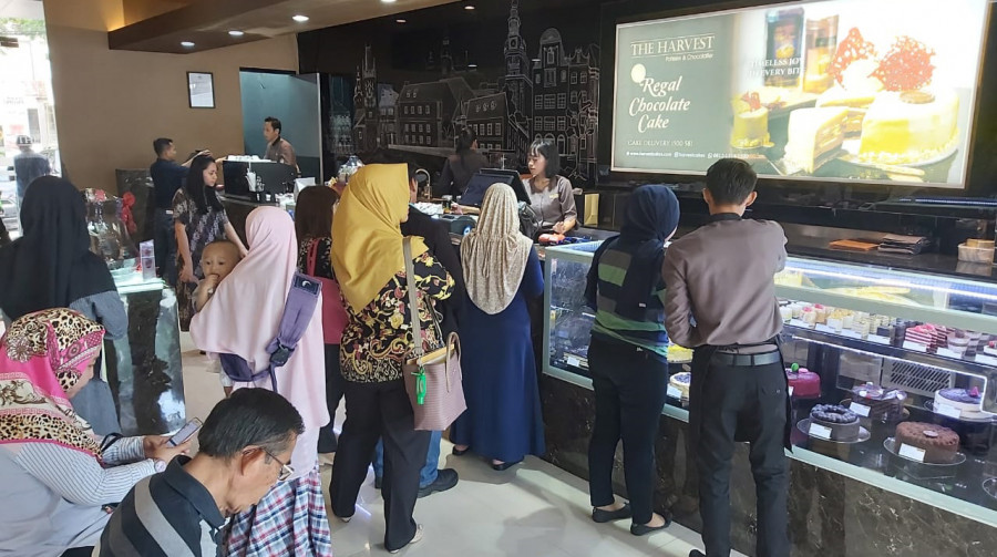 Pengunjung memadati The Harvest untuk memilih sekaligus transaksi atas aneka pastry dan bakery kualitas premium yang mereka pilih. (Foto: Istimewa/KoranKaltim.Com)