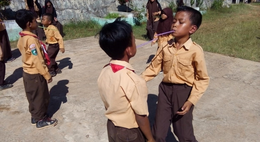 Siswa SDN 037 Rapak Lambur saat Mengikuti lomba ketangkasan dipandu OSIS SMP IT Nurul Ilmi Tenggarong