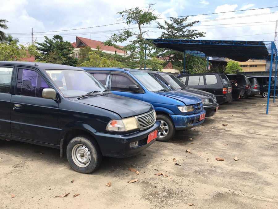 Kendaraan dinas yang sudah tua dikumpulkan di halaman parkir Kompleks Perkantoran Bupati Kukar. (Foto: Reza Fahlevi/ Korankaltim.com)