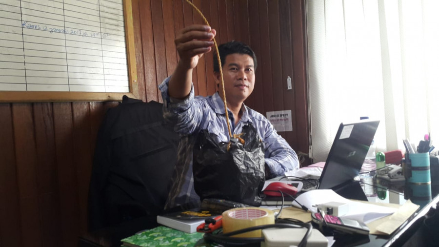 Kanit Reskrim Polsek Samarinda Seberang, Iptu Teguh Wibowo saat menunjukkan tali yang digunakan oleh korban untuk gantung diri dikamarnya pada Selasa (28/5) pagi tadi. ( Foto: nancy / korankaltimcom)