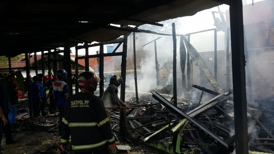 Belum diketahui secara pasti penyebab terjadi kebakaran di Jalan Gunung Tunggal RT 78 Kelurahan Loa Bakung Kecamatan Sungai Kunjang, dugaan sementara karena korsleting. (Foto: nancy/korankaltimcom)