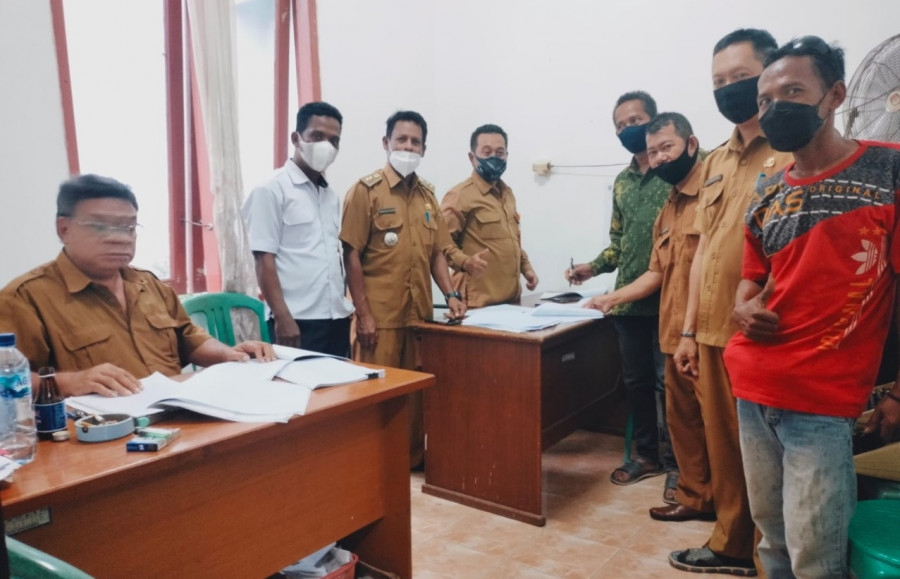 Misbahul Munir Alhabsy (tiga dari kiri), bersama staf Kelurahan Sungai Kapih kerja lembur demi menyelesaikan sertifikat dalam program PTSL. (Foto: Istimewa)