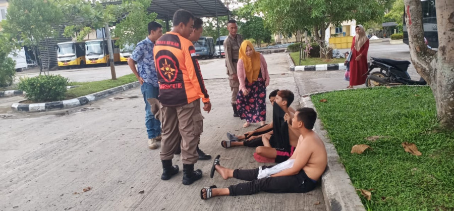 Salah satu orang tua anak-anak tersebut menjemput anaknya setelah mendapat pembinaan dari Satpol PP Kukar. (Foto: istimewa)