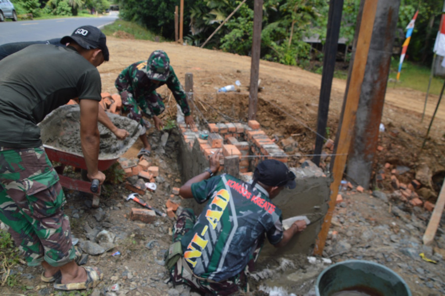 Satgas TMMD saat pengerjaan Gapura di JUT Desa Sunge Terik Kecamatan Batu Sopag. (ISTIMEWA)