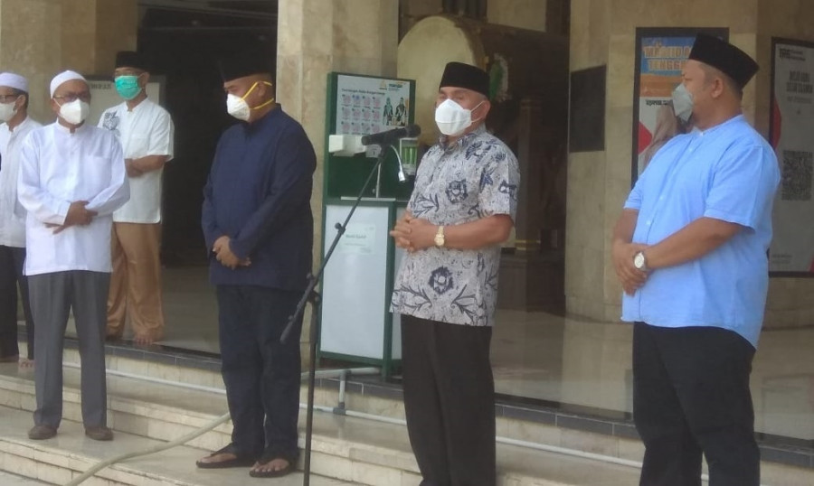 Ketua DPRD Kukar bersama Gubernur Isran Noor dan Bupati Kukar saat melepas kepergian Ketua MUI Kukar (Foto: masjidAgung.dok)