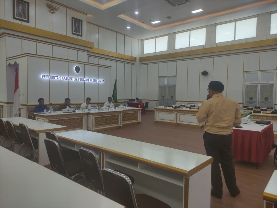 Peserta tengah menjalani presentasi makalah dan wawancara di hadapan para panitia seleksi. (Erwin/Korankaltim.com).