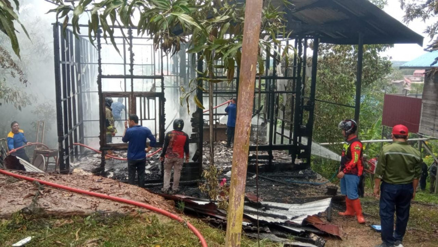 Rumah milik Irwansyah ludes terbakar pada Rabu (20/2/2022). (Foto: istimewa/BPBD Kukar)