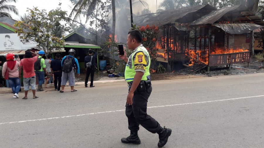 Warga sekitar saat melihat kobaran api di Desa Batuah (Foto: Ist)