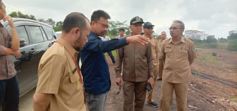 Uji petik oleh Pansus LKPJ DPRD Kaltim meninjau kegiatan perbaikan jalan dalam penggunaan APBD 2022 lalu. (Foto: Istimewa)
