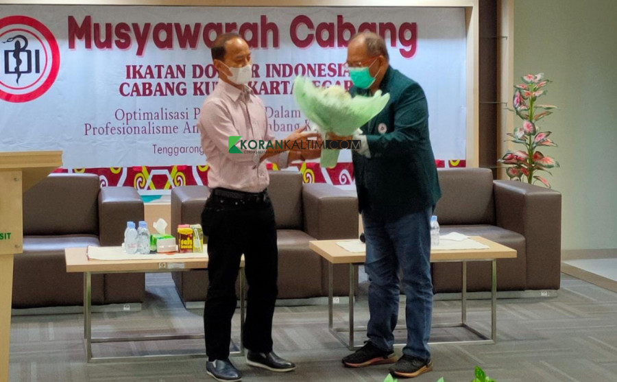 Plt Asisten II Setkab Kukar Wiyono menerima bingkisan bunga oleh Ketua IDI Kukar, dr Rajiman sebagai tanda IDI terus berkolaborasi dengan Pemkab Kukar. (Foto: Reza Fahlevi/Korankaltim.com)