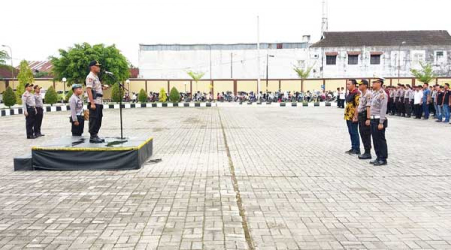 GELAR PASUKAN : Kapolresta Samarinda saat memimpin gelar pasukan pengamanan kampanye akbar di Mapolresta Samarinda, Rabu (20/6). ( ist )