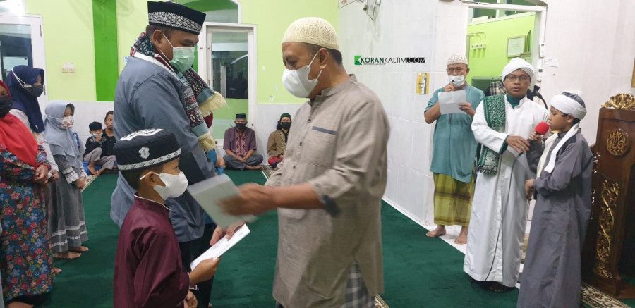 Peringati 10 Muharram 1443 Hijriah, pengurus Masjid Babussalam menyalurkan santunan kepada belasan yatim piatu. (Foto: Dok. Korankaltim.com)