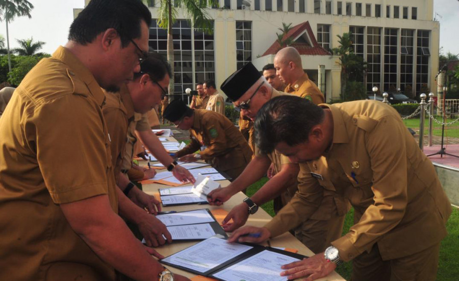 Jajaran Setkab Kukar melakukan penandatanganan perjanjian kerja 2019 di Halaman Kantor Bupati, Senin (18/2/2019)