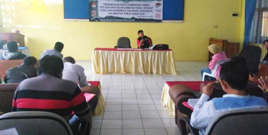 Ketua PPK Tanah Grogot saat menyampaikan materi dalam Bimtek PPS dan KPPS se Kecamatan Tanah Grogot.