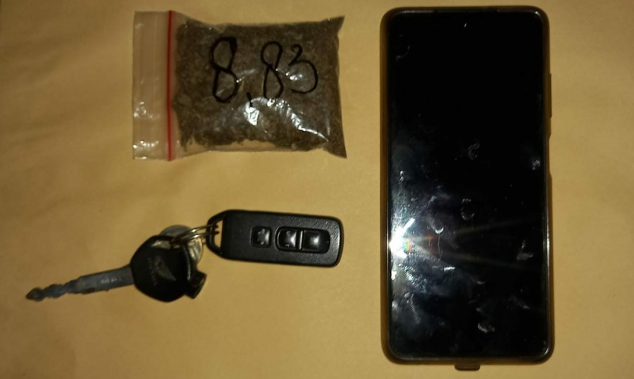 Barang bukti ganja, satu buah kunci motor dan handphone miliki pelaku, yang diamankan. (Foto:Istimewa)