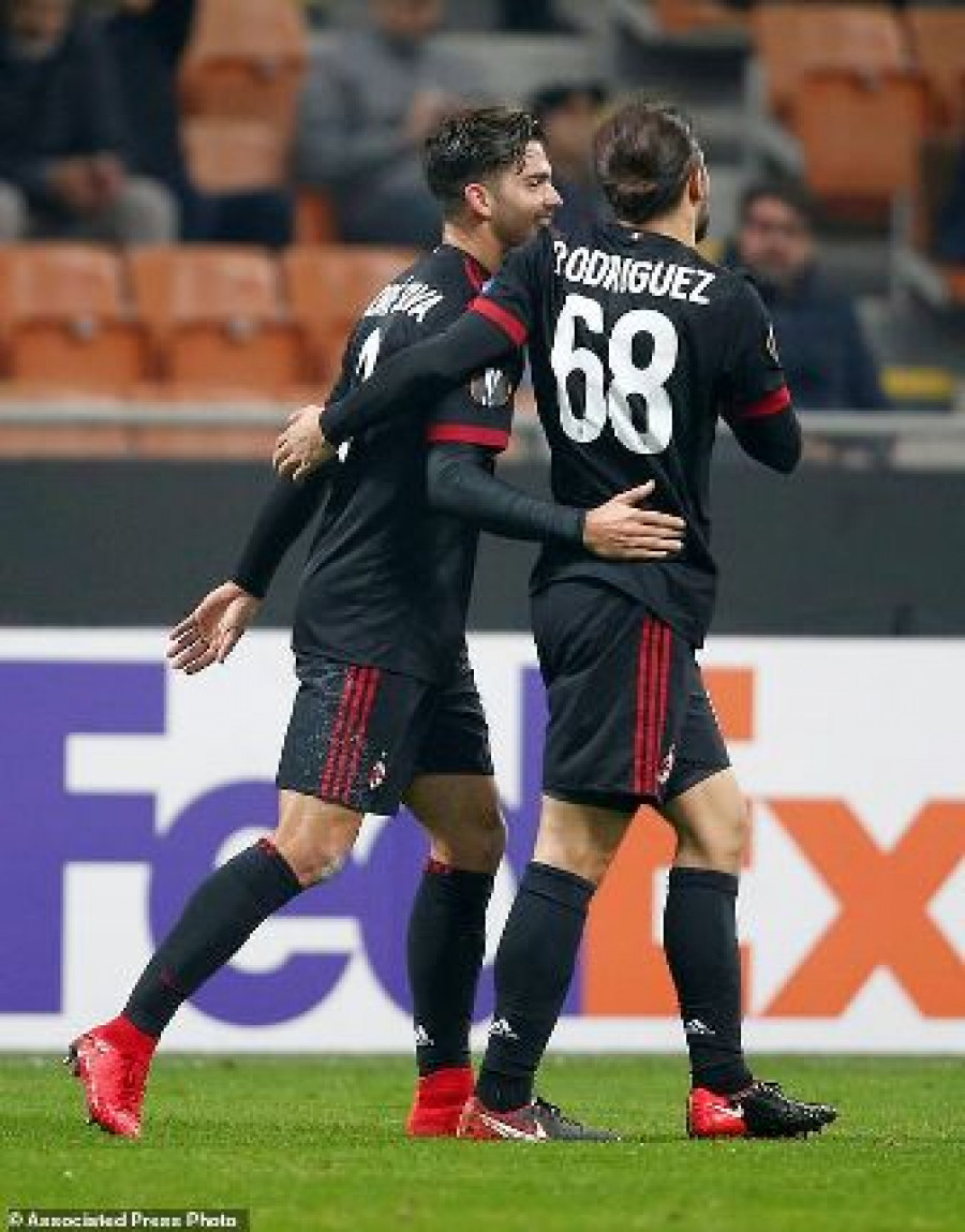MENANG BESAR: Andre Silva (kiri) merayakan gol yang dicetaknya bersama Ricardo Rodriguez