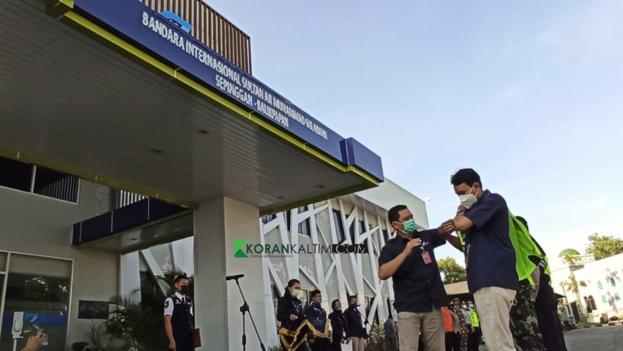 Pemasangan rompi jadi penanda tugas pengendalian transportasi udara pada momen Idulfitri mulai berjalan di Bandara Sultan Aji Muhammad Sulaiman Sepinggan Balikpapan. (Foto: Hendra/KoranKaltim.Com)