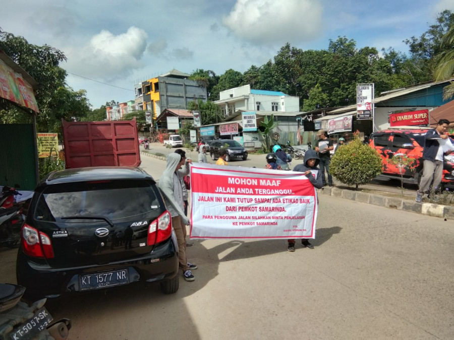 Spanduk pemberitahuan penutupan jalan sudah dibentangkan di Jalan Rapak. ( Foto: Permata S Rahayu/Korankaltimcom)