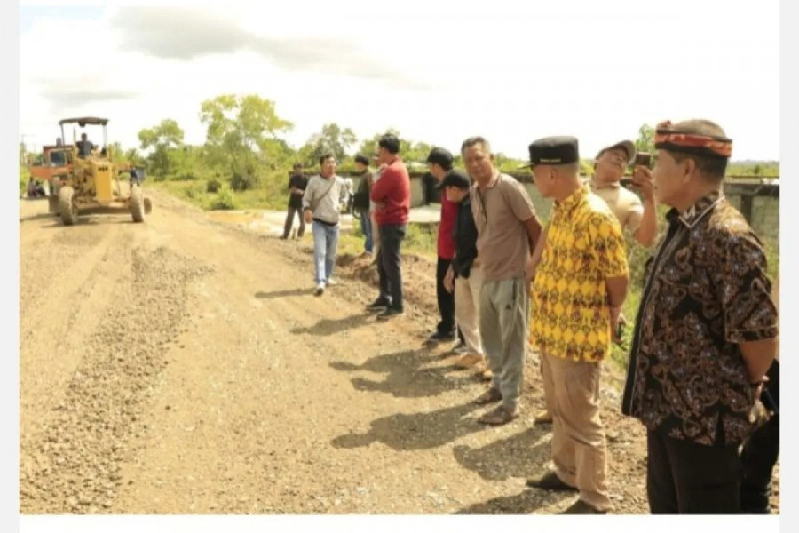 Gubernur Kaltara, Zainal Paliwang didampingi Pj Wali Kota Tarakan Bustan beberapa waktu lalu meninjau lokasi jalan di Binalatung yang sudah tahap pengerjaan. (antara)